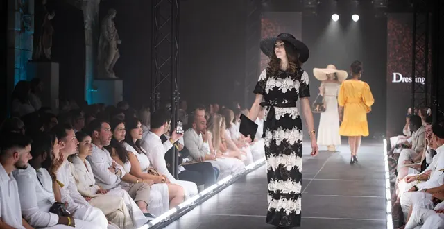 photo  angers, jeudi 15 mai 2025. justine, 26 ans, porteuse d’un handicap moteur et d’un handicap invisible a défilé pour angers fashion night 2025.  &copy;  thomas bonnet 