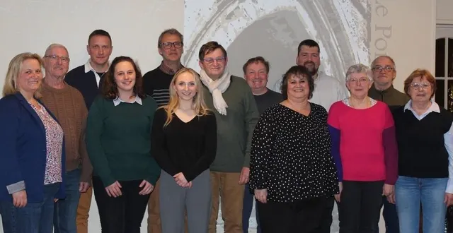 photo  de gauche à droite, au premier rang, sandra rion, adeline vallon, claire sauvage, laurence eaton, jocelyne collet, catherine motté. au deuxième rang, bernard pierre, vincent lampérière, guillaume baldy, hervé harel, bruno tasd’homme, erny goetz, françois heslouis.  &copy;  photographe 