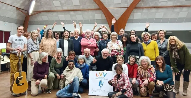 photo  nono miwa, au premier plan, lors d’une répétition avec loire valley voices.  &copy;  nono miwa 