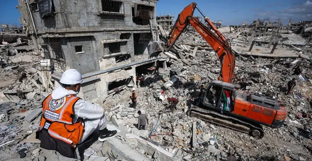 photo  des équipes de la protection civile mènent des opérations pour récupérer les corps de palestiniens à gaza, le 22 février 2026.  &copy;  hamza z. h. qraiqea/anadolu via afp 