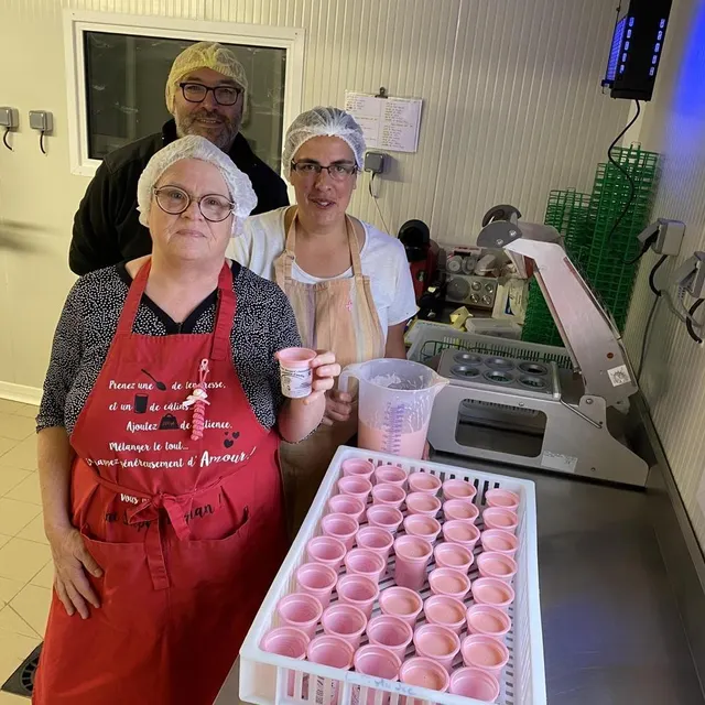 photo nadia lepionnier et stéphanie galerne, employées, avec eric mallet, le gérant de la crèmerie d’emilie, à aure-sur-mer (calvados).  ©  archives ouest-france