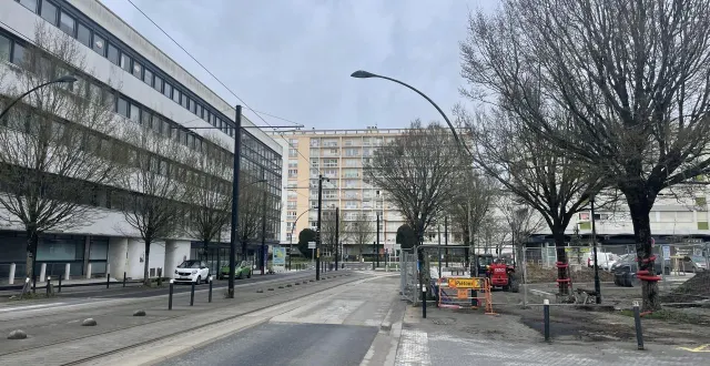photo  le piéton, coincé sous la voiture, a visiblement été traîné sur plusieurs centaines de mètres, rue romain-rolland, à saint-herblain.  &copy;  ouest-france 