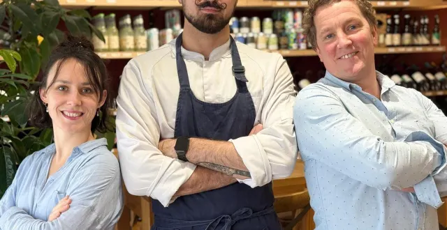 photo  de gauche à droite : mathilde, responsable de la communication et du service, louis, chef de cuisine, et nicolas lachèvre, à la tête du restaurant l’ardoise, situé à brissac-quincé (maine-et-loire).  &copy;  l’ardoise brissac-quincé 