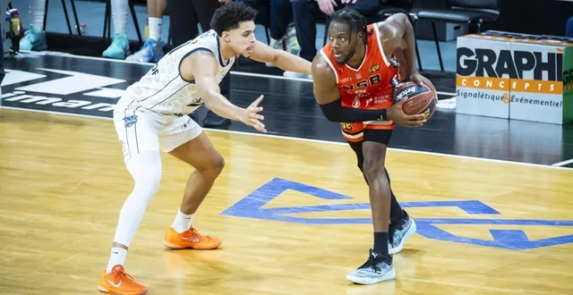photo  le capitaine manceau wilfried yeguete (à droite), face au joueur de saint-quentin, clifton moore, le 26 décembre 2025.  &copy;  dominique breugnot/ouest-france 