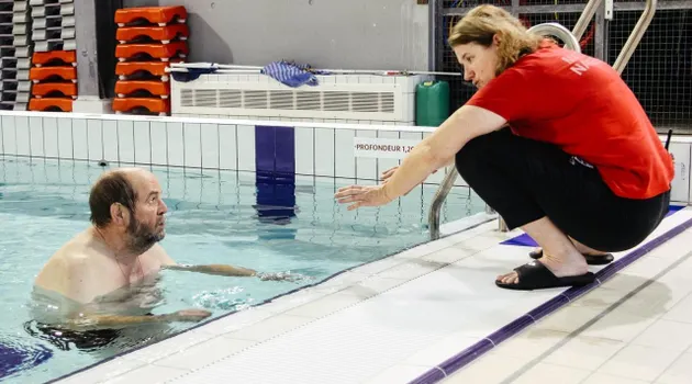photo sport  aude hachard (à droite) explique à gérard le carcheur (à gauche) comment faire la planche. 