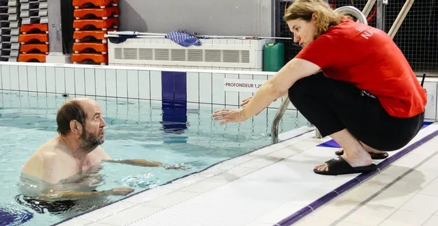 photo  aude hachard (à droite) explique à gérard le carcheur (à gauche) comment faire la planche.  &copy;  ouest-france 