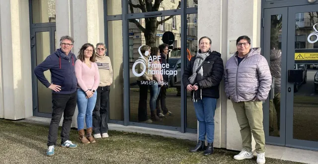 photo  une partie des intervenants d’apf france handicap-antenne de l’orne, devant les nouveaux locaux : thibault lemagnant, responsable engagement normandie ; chloé savey, travailleuse sociale ; sophie provost, secrétaire ; laëtitia froin, bénévole, et olivier lagunegrand, chargé de développement des actions associatives.  &copy;  ouest-france 