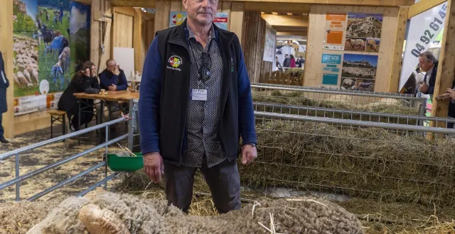 photo  lionel escoffier élève des moutons dans les bouches-du-rhône. c’est le président de la maison de la transhumance et il est venu au salon international de l’agriculture de paris pour parler des réalités de l’activité pastorale en france.  &copy;  mathieu pattier / ouest france 