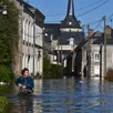 photo malgré l’eau toujours présente dans la commune, les habitants de cheffes (maine-et-loire) sont venus constater les dégâts.