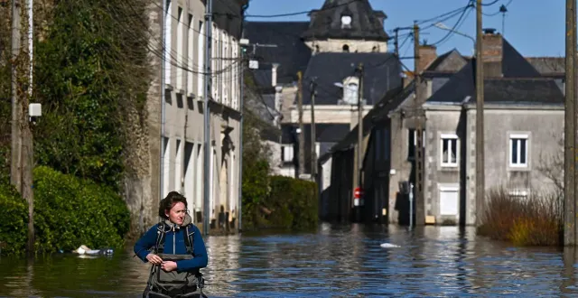 photo  malgré l’eau toujours présente dans la commune, les habitants de cheffes (maine-et-loire) sont venus constater les dégâts.  &copy;  franck dubray / ouest france 