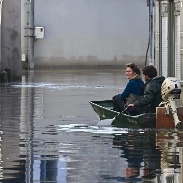 Les barques sont encore nécessaires pour se déplacer dans les rues. Franck Dubray / Ouest France photo les barques sont encore nécessaires pour se déplacer dans les rues. © franck dubray / ouest france