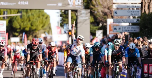 photo  jason tesson a battu rick pluimers (tudor pro cycling team), à gauche et tord gudmestad (decathlon cma cgm), à droite. ?  &copy;  lnc/x.pereyron 