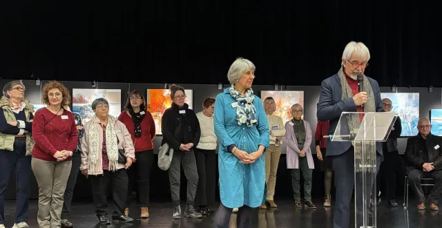 photo  au côté de paul heulin, cécile brodu, adjointe à la culture, et une partie de l’équipe des bénévoles, lors de la remise des prix au salon de peinture et de sculpture de sainte-gemmes-sur-loire, vendredi 20 février 2026.  &copy;  ouest-france 