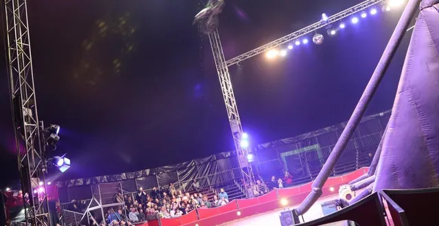 photo  une moto, une rampe sous un chapiteau : c’est le numéro de free style motor show que présente l’espagnol saul mengual lors de chaque représentation du cirque claudio zavatta à sablé-sur-sarthe jusqu’au 1er mars 2026.  &copy;  ouest-france 