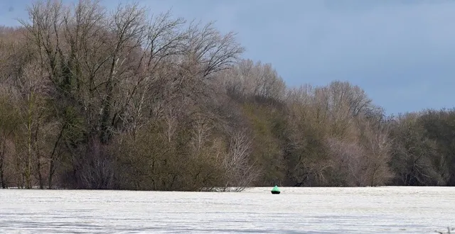 photo  à bouchemaine, le bouchon de la loire a sauté. la décrue pourrait alors s’accélérer sur la maine et en amont d’angers.  &copy;  jérôme fouquet/ouest-france 