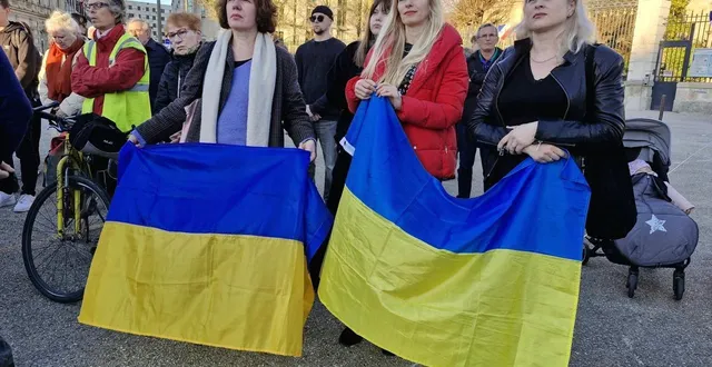 photo  de nombreux ukrainiens et français se sont rassemblés devant la préfecture de la sarthe, quatre années après le début de la guerre en ukraine.  &copy;  le maine libre 