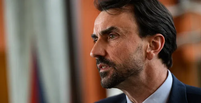 photo  le maire de lyon, grégory doucet, lors d’une réunion publique le 26 mai 2025.  &copy;  jeff pachoud / afp 