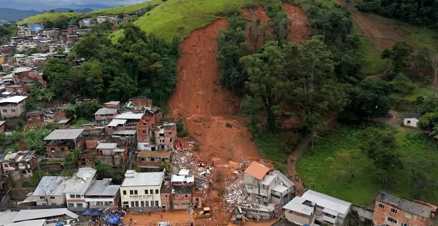 photo  les intempéries des derniers jours, et les coulées de boue qui ont suivi, ont faut au moins 30 victimes dans le sud-est du brésil.  &copy;  pablo porciuncula / afp 