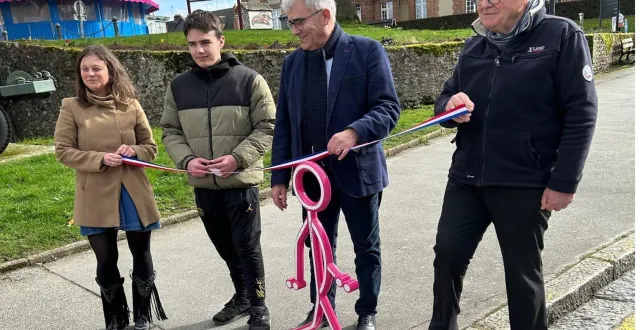 photo  victor gautier coupe le ruban de l’inauguration.  &copy;  ouest-france 
