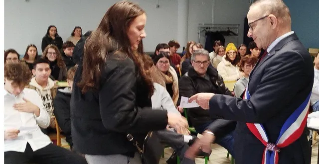 photo  pascal pages a remis individuellement les cartes électorales aux nouveaux électeurs chalonnais, en présence d’une dizaine d’élus.  &copy;  ouest-france 