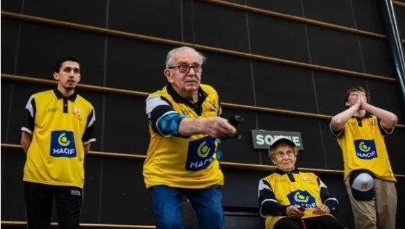 photo  les seniors se préparent pour la compétition départementale. ce projet leur permet d’être actifs tout en s’amusant.  &copy;  fournie par unis cité. 