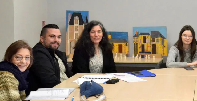 photo  la première répétition du 14e son et lumière s’est déroulée devant une maquette de l’espace scénique construite par la scénariste sophie gaulin (au centre).  &copy;  le maine libre 