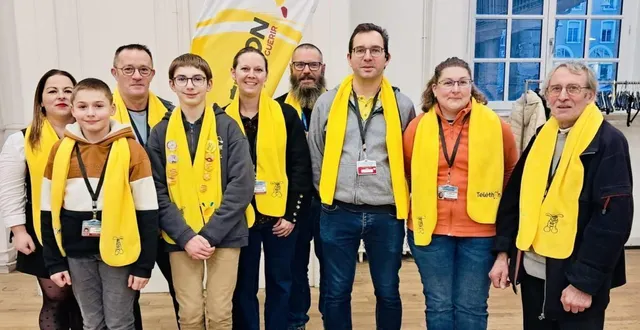 photo  (quatrième à gauche) timéo plessis, jeune président de mamer’thon, entouré des bénévoles de l’association et d’entr’aid’event.  &copy;  mamer’thon 
