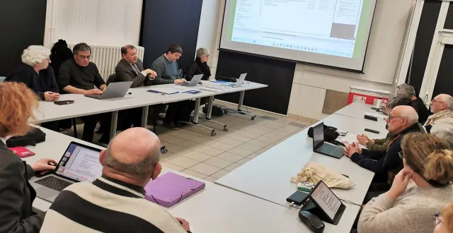 photo  les élus ont présenté les grandes lignes du budget 2026 adopté par l’ensemble du conseil, deux voix contre et une abstention.  &copy;  le maine libre. 