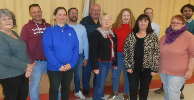 photo  à gauche, la tête de liste dominique manceau, avec une partie de ses colistiers réunis lundi, à la salle des réunions.  &copy;  ouest-france 