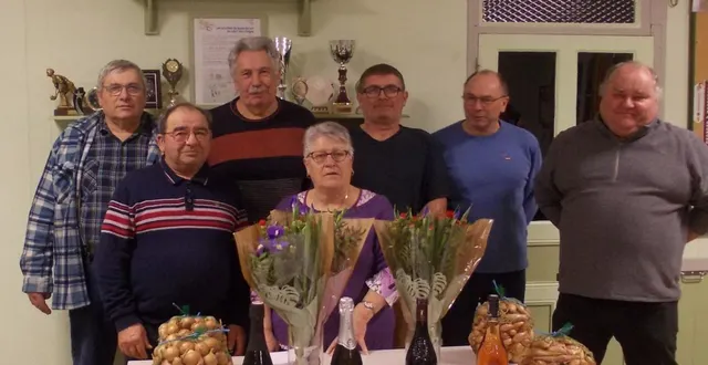 photo  le 19e challenge de boule de fort « je cherche un nom » a rassemblé 24 équipes composées de sociétaires de la concorde de coutures et du politard de saint-mathurin-sur-loire. c’est l’équipe formée de nicole raveneau et jean cordier qui a su tirer son épingle du jeu, remportant la victoire face à l’équipe de gérard charozé et alexandre chauvry en finale. une performance qui a ravi les supporters présents sur place. la troisième place est revenue à élodie jeanneteau et claude lauriou. les participants et organisateurs se sont déjà donné rendez-vous pour la 20e édition au jeu de la concorde à coutures.  &copy;  co 