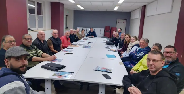 photo  les représentants des clubs de l’omnisports de la patriote de bonnétable entourent les membres du bureau récemment réélu.  &copy;  le maine libre 