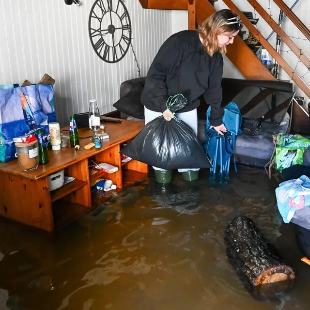 photo les cheffois se préparent à la décrue et anticipent les jours de nettoyage à venir.  ©  franck dubray / ouest france