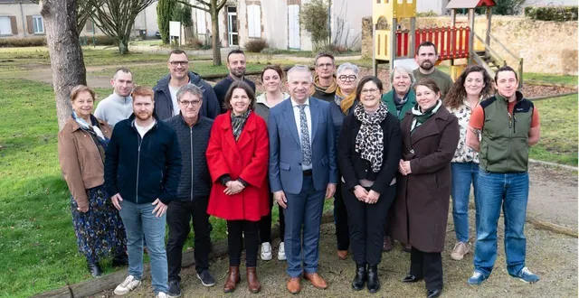 photo  de gauche à droite. au 1er rang : r. roncière, v. guérineau, v. guérineau, j. perrin, e. gautier, e. bourge, f. rosalie, p. poirier, m. dubois. au 2e rang : a. hatet, m. besnard, j. gervais, v. talon, g. geffroy, v. burel, v. dalmont, m. dupin, l. bourasseau.  &copy;  jayn nirrep 