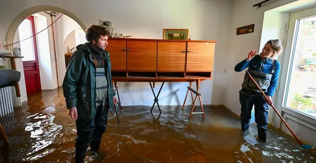 photo  à cheffes-sur-sarthe, village entièrement évacué, quelques habitants profitent de la décrue pour commencer le nettoyage des maisons.  &copy;  franck dubray / ouest france 