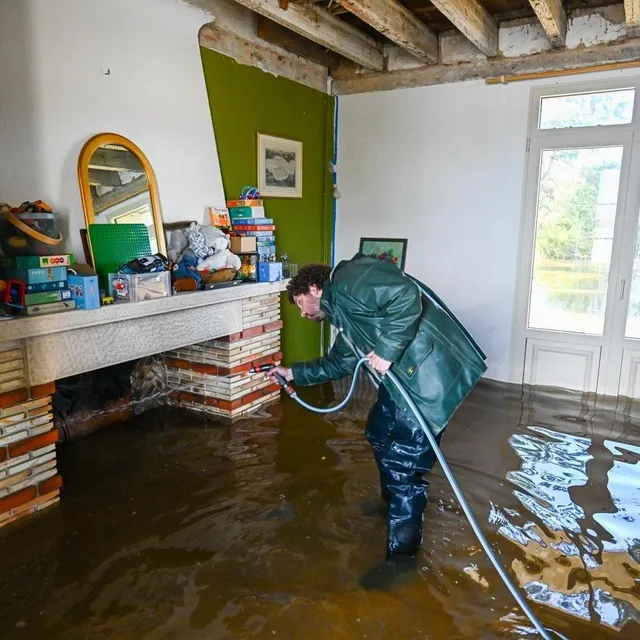 Les premiers habitants sont venus constater les dégâts. Franck Dubray / Ouest France photo les premiers habitants sont venus constater les dégâts. © franck dubray / ouest france