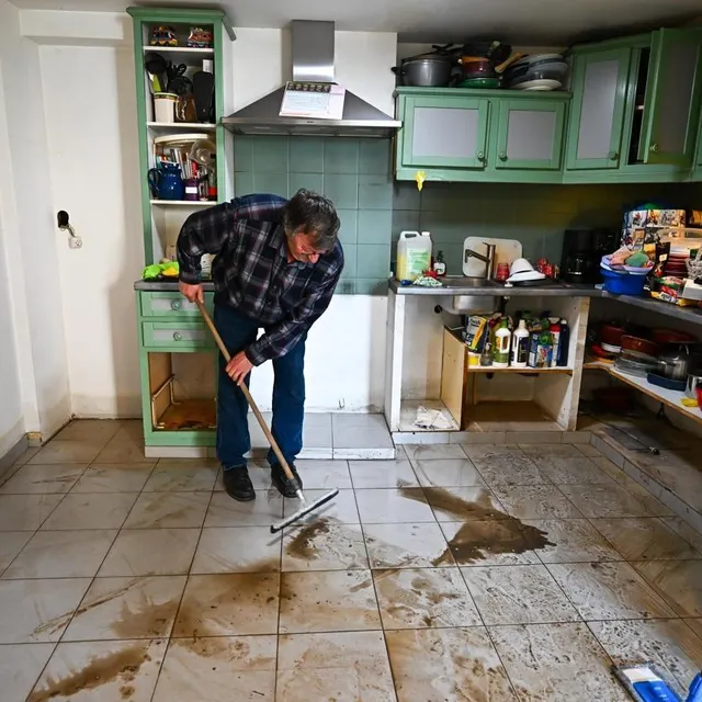 Malgré l’arrêté d’évacuation, certains sont revenus pour entamer un premier nettoyage. Franck Dubray / Ouest France photo malgré l’arrêté d’évacuation, certains sont revenus pour entamer un premier nettoyage. © franck dubray / ouest france