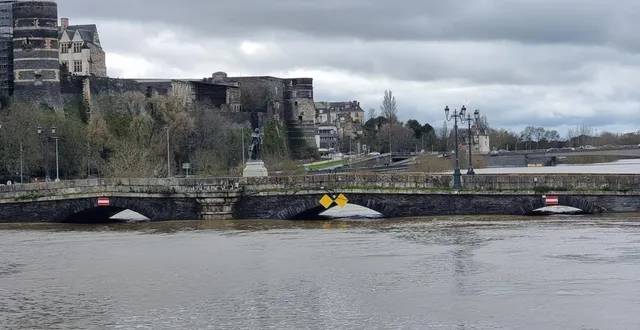 photo  à l’ombre du château, le pont de verdun brave les intempéries depuis près de deux siècles.  &copy;  ouest-france. 