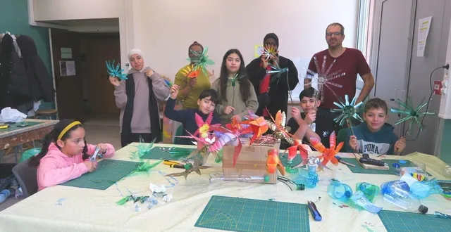 photo  les jeunes ont montré des vraies qualités d’artistes pour réaliser des fleurs en plastique.  &copy;  ouest-france 