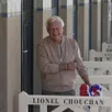 photo  lors du 44e festival du cinéma américain de deauville (calvados), à l’occasion de ses cinquante ans de carrière, lionel chouchan, cofondateur du festival, a inauguré la cabine de plage qui porte son nom sur les planches. 