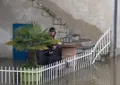 photo  un habitant de béhuard pêche depuis sa terrasse, durant les inondations en maine-et-loire. la vidéo est devenue virale sur le réseau social instagram. 