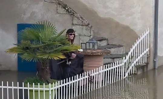 photo  un habitant de béhuard pêche depuis sa terrasse, durant les inondations en maine-et-loire. la vidéo est devenue virale sur le réseau social instagram.  &copy;  la.douceur.angevine/instagram 