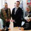 photo  martine crinkovic (à droite) et pierre leducq (deuxième) suivent avec intérêt la réaction des élèves dans la classe d’espagnol.  