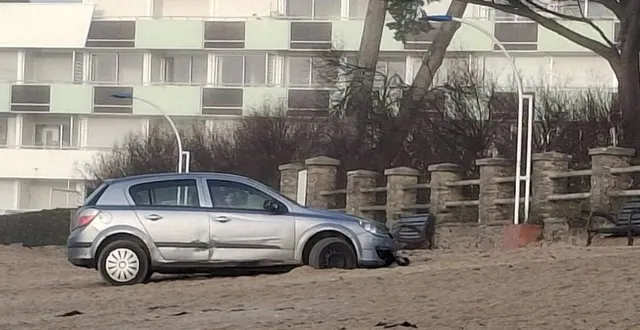 photo  la voiture a été découverte dans la matinée, ensablée sur le haut de la plage de toulhars.  &copy;  laurence fichou 