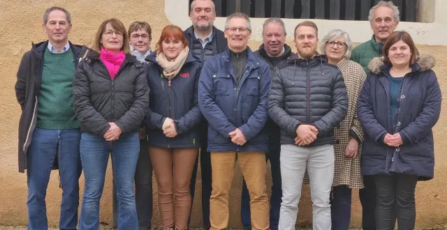 photo  emmanuel verdier et une partie de ses colistiers pour les élections municipales des 15 et 22 mars 2026 à courdemanche.  &copy;  collection personnelle 