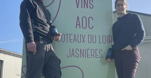 photo  amandine et xavier fresneau, frère et sœur, ont déjà commencé à apposer le médaillon du salon sur leurs bouteilles.  &copy;  amandine fresneau 