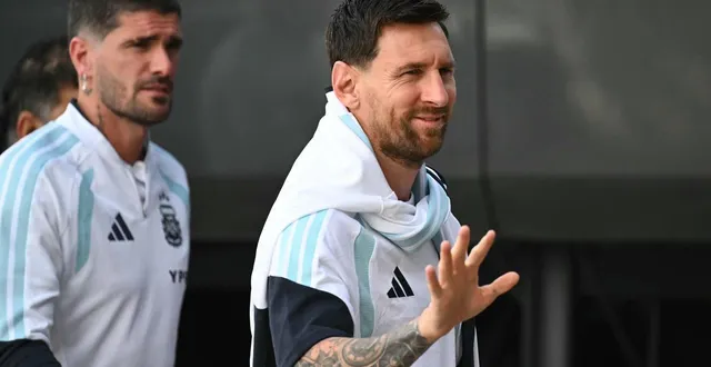 photo  lionel messi à son arrivée à l’entraînement au stade martínez valero d’elche (espagne), le 13 novembre 2025, à la veille du match amical contre l’angola.  &copy;  jose jordan / afp 