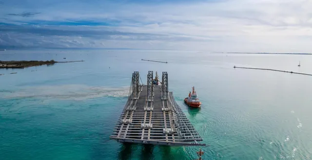 photo  le tablier posé sur la barge, accompagné de remorqueurs au départ de montfalcone, en italie.  &copy;  gael arnaud - cimolai 