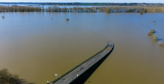 photo  plusieurs routes sont toujours submergées dans le maine-et-loire.  &copy;  franck dubray / ouest france 