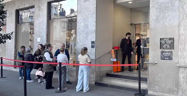 photo  les premiers clients à l’ouverture du magasin shein, à angers, ce mercredi 25 février.  &copy;  jérôme fouquet/ouest-france 