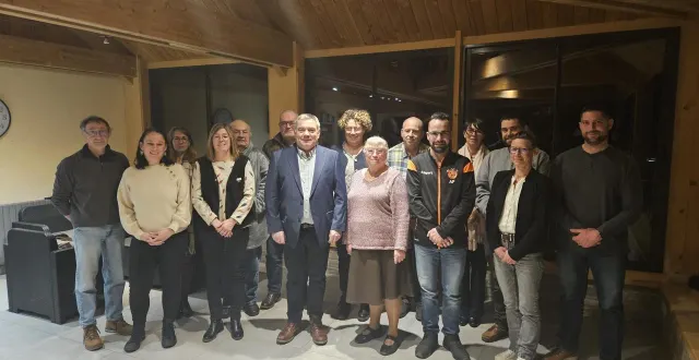 photo  patrick gosnet (au centre veste bleue) entouré de ses colistiers prêts pour un nouveau mandat, le 4e.   &copy;  le maine libre 